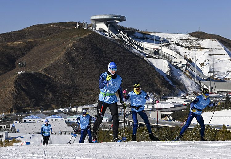 备战冬奥各参赛队在国家越野滑雪中心适应训练