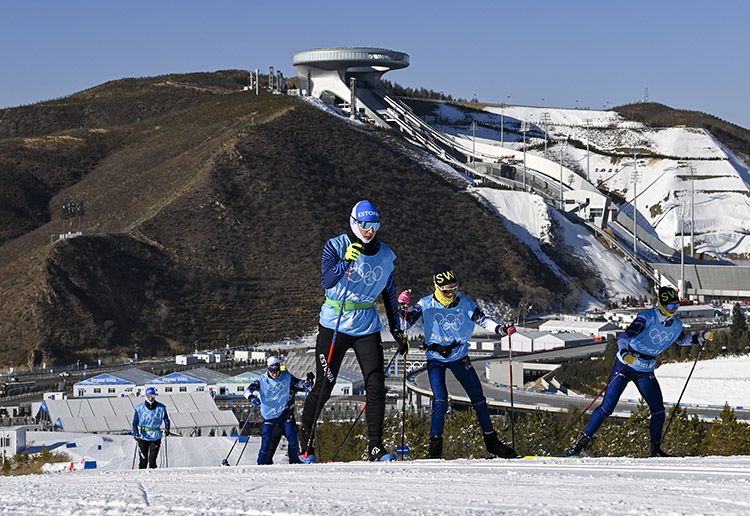 图为:1月29日,几名运动员在国家越野滑雪中心赛道上训练.