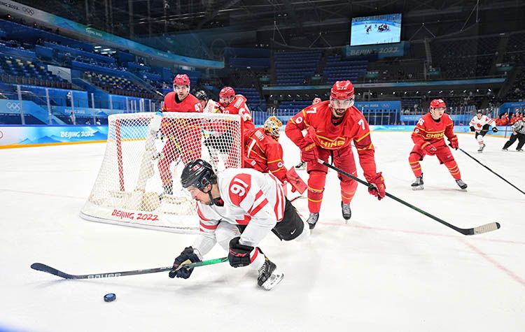 中国男子冰球队角力世界强队加拿大