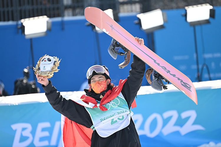 苏翊鸣单板滑雪大跳台夺冠成为我国最年轻冬奥冠军