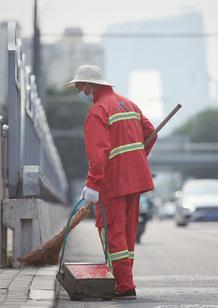 高温下的劳动者户外工作者坚守街头岗位