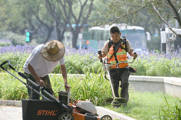 高温下的劳动者户外工作者坚守街头岗位