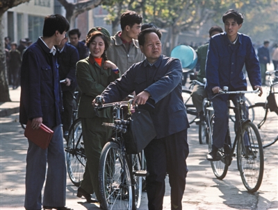 摄影家王文澜在《自行车的日子》中曾以"流动的长城"形容改革开放后