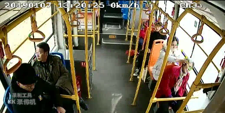 1月7日,青岛939路公交车上,一女孩用手给前座老人当“靠枕”。视频截图