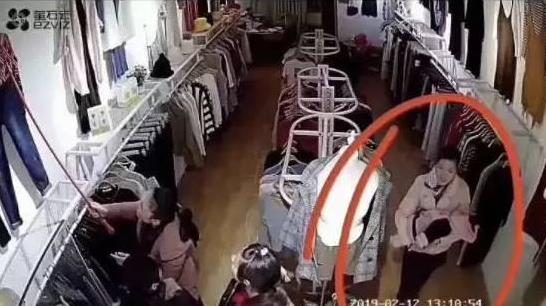服装店监控拍下一名年轻女子将女婴抱走时情形。 受访者供图