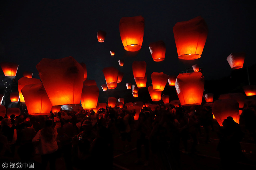 2月19日,中国台湾,新北市平溪,人们放天灯庆祝元宵节