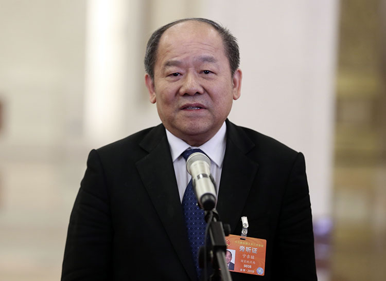 国家统计局局长宁吉喆在“部长通道”接受采访。宁吉喆表示,到2020年,实现GDP全国统一核算,编制全国和地方的资产负债表。