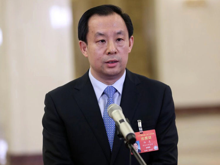 自然资源部部长陆昊在“部长通道”接受采访,回应不动产统一登记低效问题。陆昊表示,只要各地的不动产登记机构用“信息集成、流程集成、人员集成”三种方式之一,可以很好地解决这个问题。