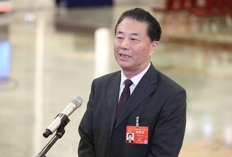 水利部部长鄂竟平在“部长通道”接受采访。鄂竟平表示,水利部将开展多项行动,“一定要让农民兄弟姐妹喝上放心水”。