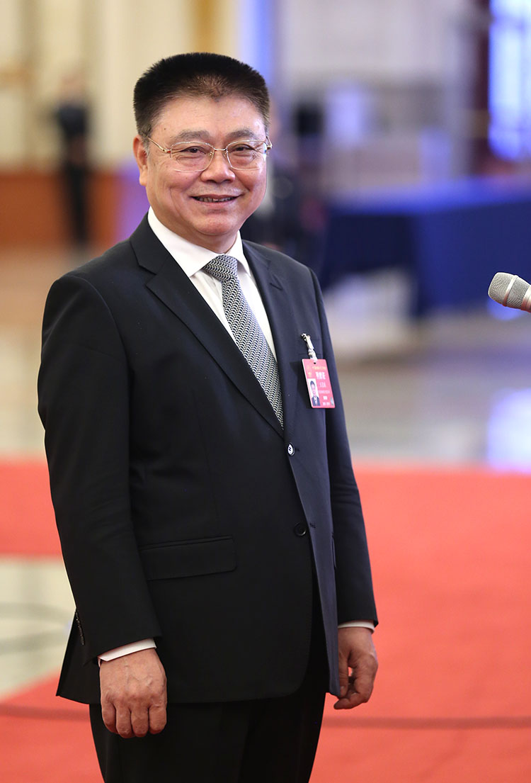 住建部部长王蒙徽在“部长通道”接受采访。