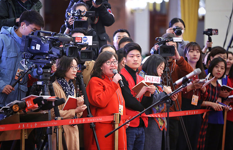 新京报记者在“部长通道”提问。