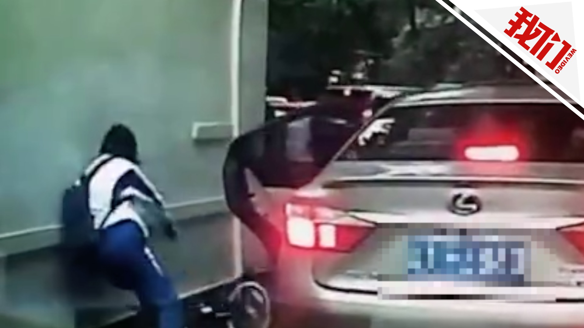 乘客开车门撞伤过路女孩未道歉 交警 是坐车上道歉的 我们视频 新京报网
