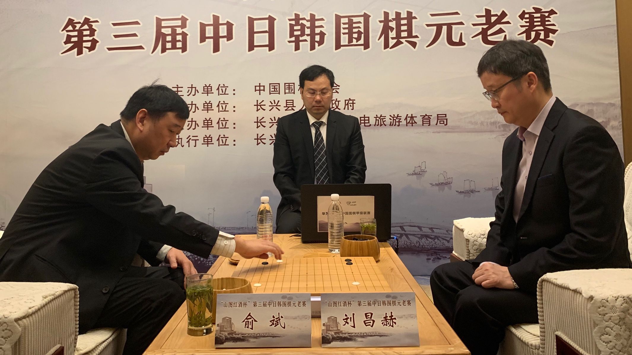 (记者 孙海光)前两届中日韩围棋元老赛,曹大元为中国围棋带回两个冠军