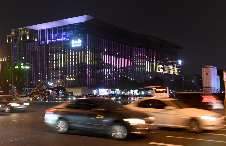 秀水街新装点亮夜景迎接一带一路峰会召开