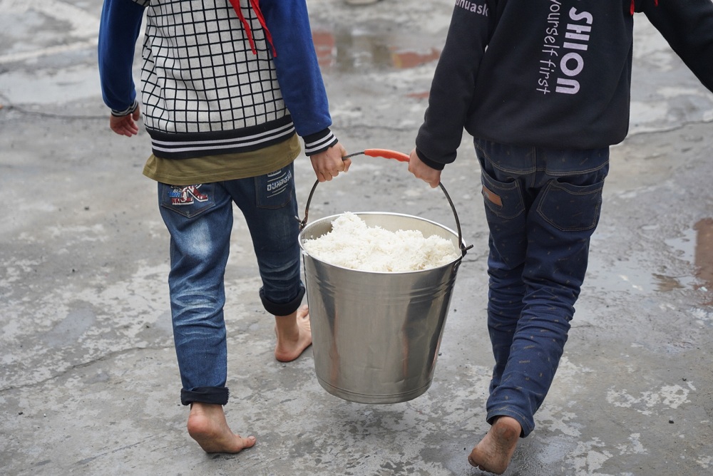 凤凰乡村小学孩子吃上免费午餐部分儿童光脚让人心疼