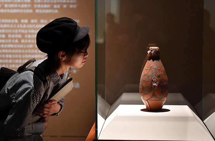 甘肃省博物馆收藏的"人头形器口彩陶瓶"出土于秦安县大地湾遗址.