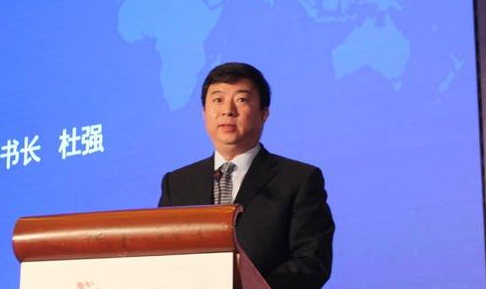 杜强出生于1962年7月,早期曾在财政部驻天津市财政局任职,1999年开始任职天津市财政局,2007年任天津市政府金融服务办公室副主任,后任主任。