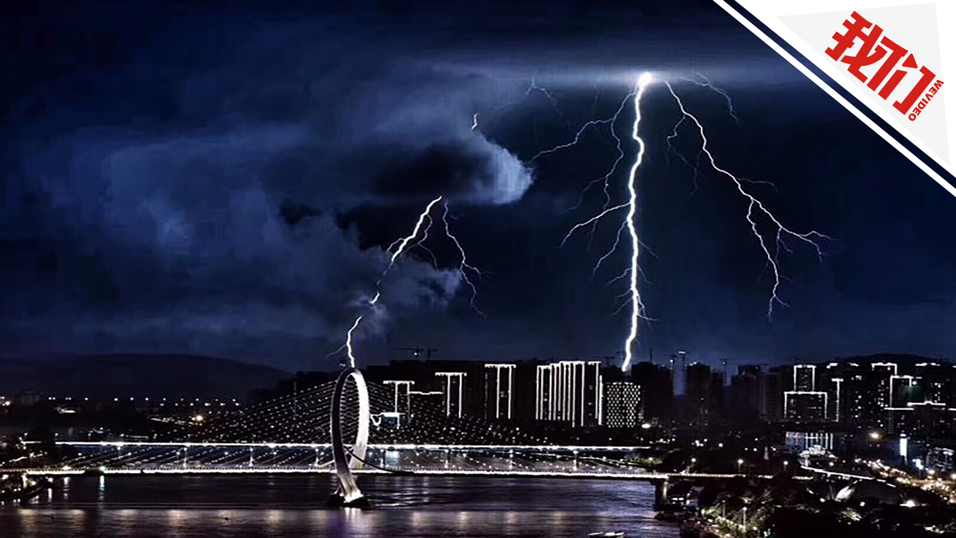 直击柳州雷暴现场:夜空秒变白昼场面震撼