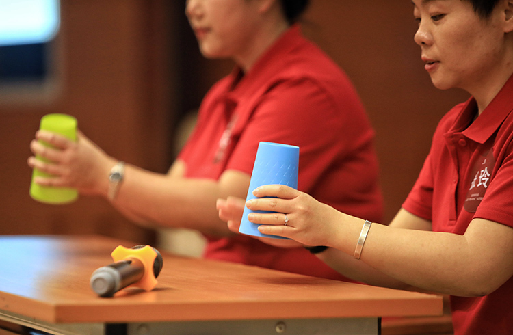 两名选手组队表演"杯子舞".