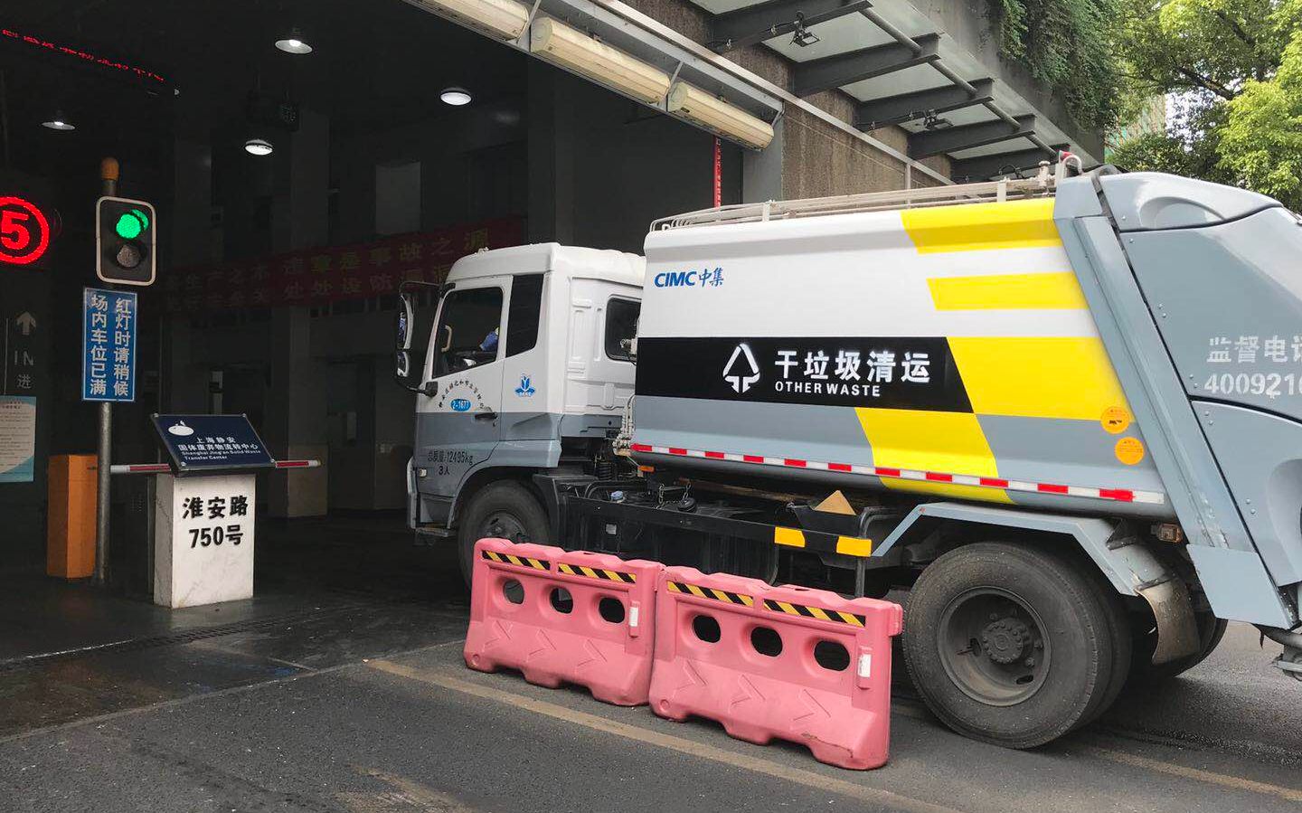 截至今年5月,上海全市已配置及涂装湿垃圾车908辆,干垃圾车3130辆有 