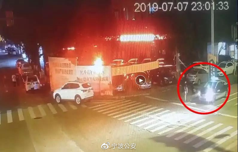 7月7日23:01,监控拍到梁某华和谢某芳上了出租车,此处距离两人自杀的东钱湖有一小时车程。图片来源:宁波公安官方微博