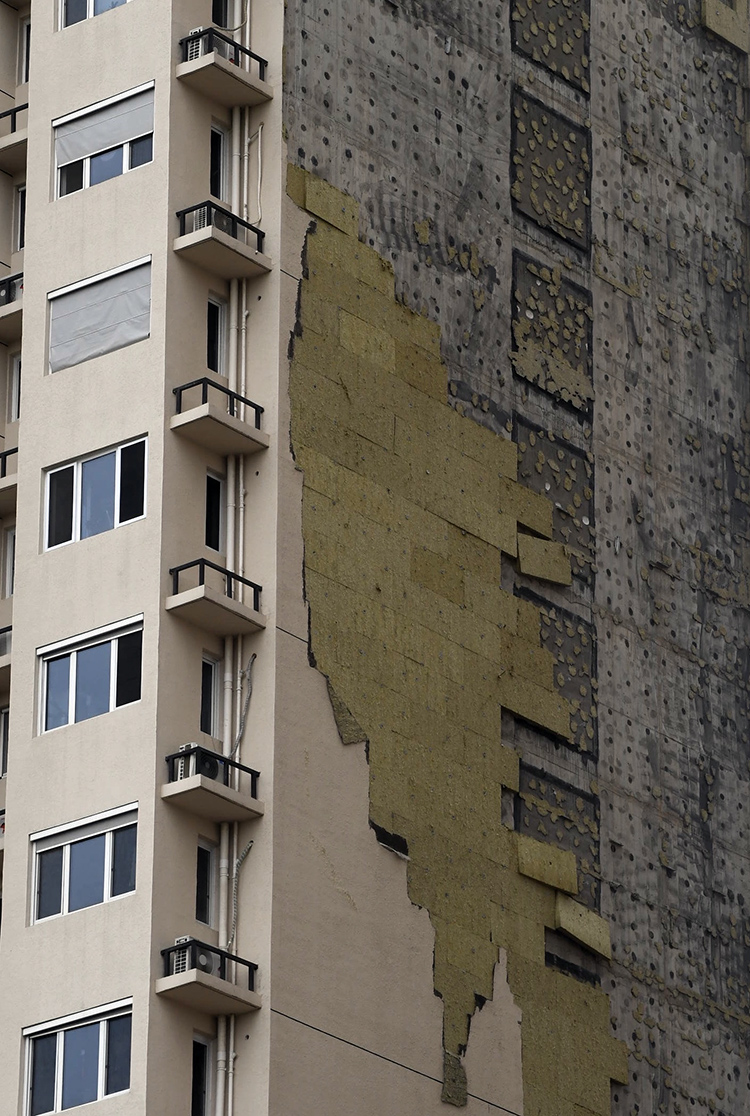 大风暴雨撕掉外墙皮东坝数十辆车被砸组图