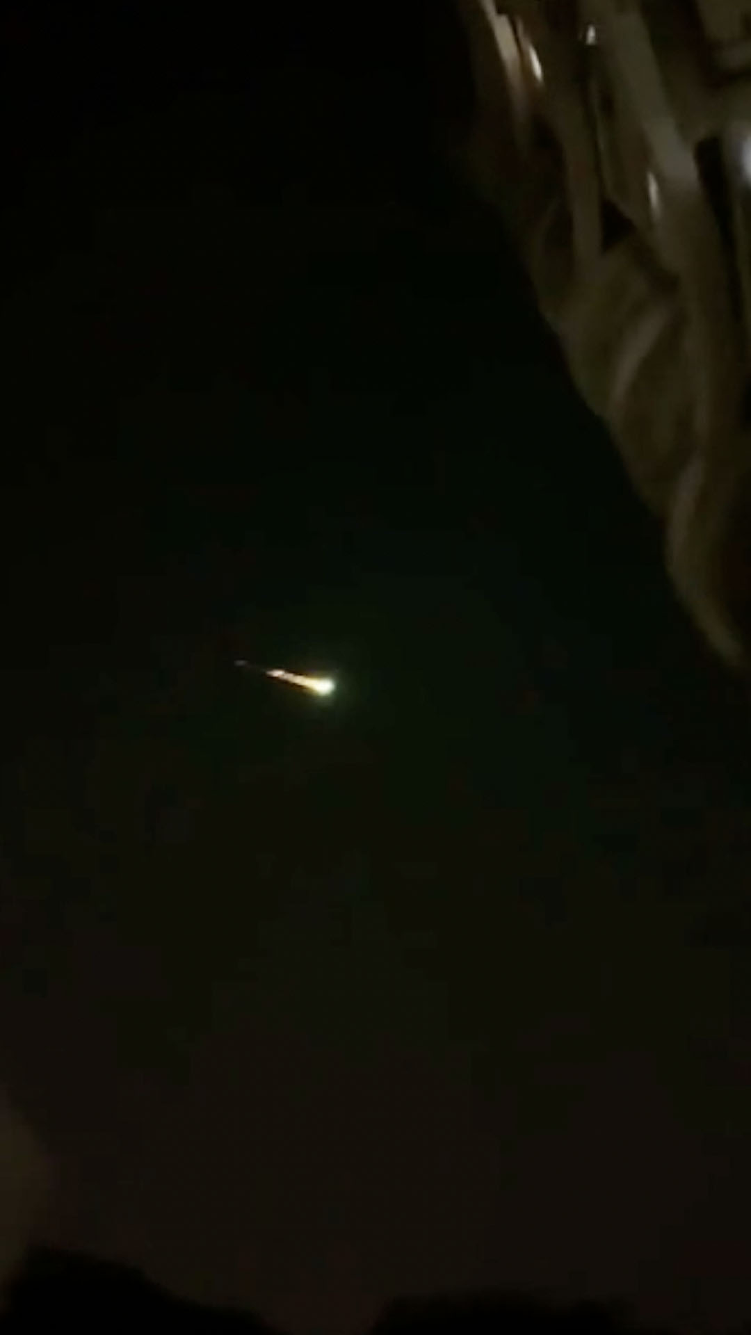 英仙座流星雨!网友疑拍到火流星 璀璨令人惊叹