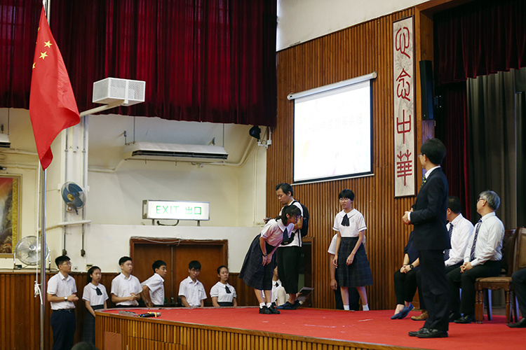 开学日香港黄楚标中学在国歌声中升起五星红旗组图