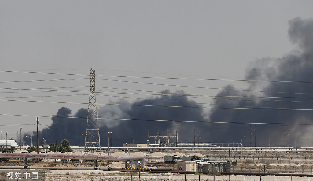 沙特阿美石油公司的部分设施发生爆炸和火灾，现场浓烟滚滚。图／视觉中国