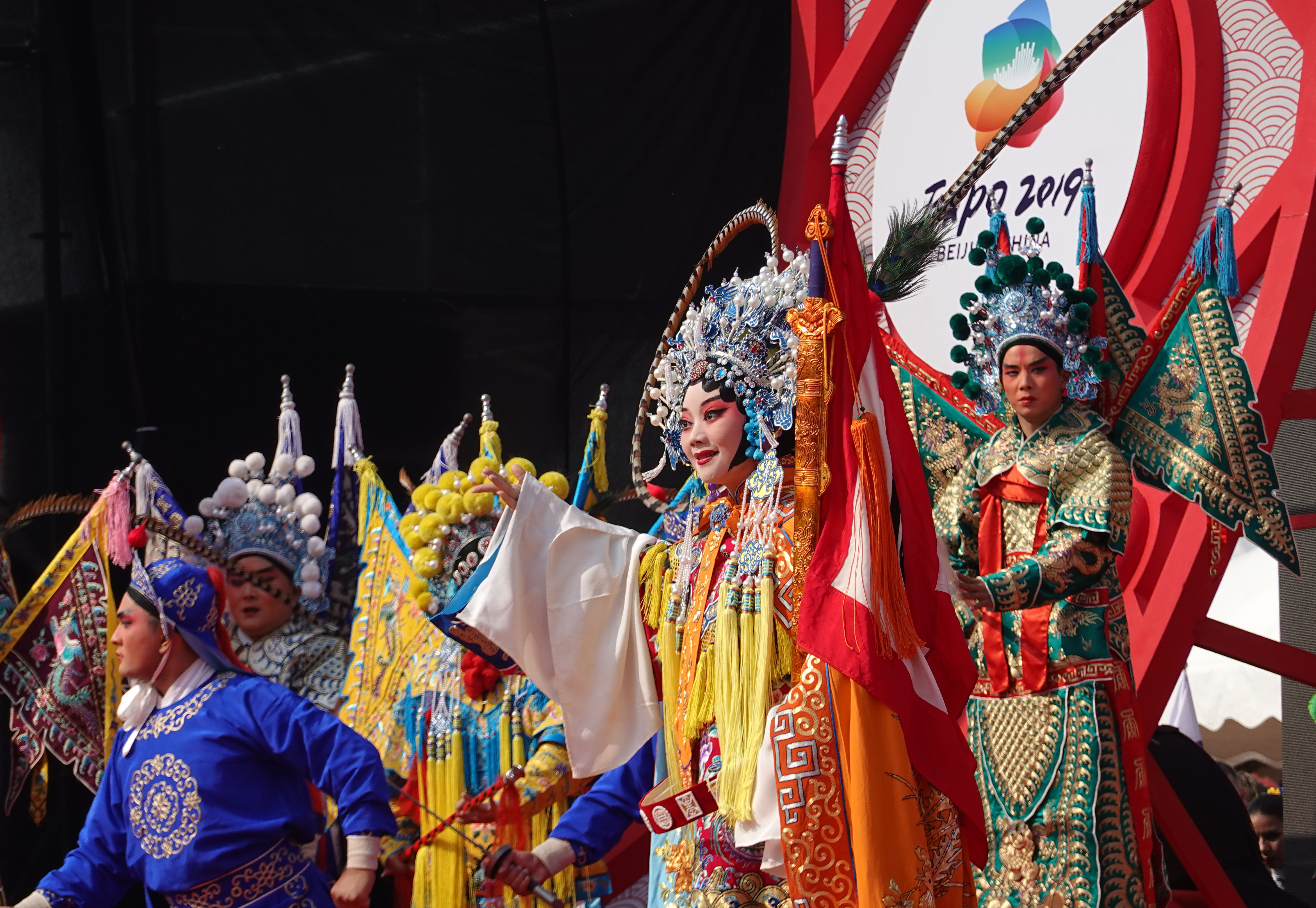 草坪劇場開幕,從10月3日到5日,國際旅遊節將舉辦盛裝巡遊,主題演出