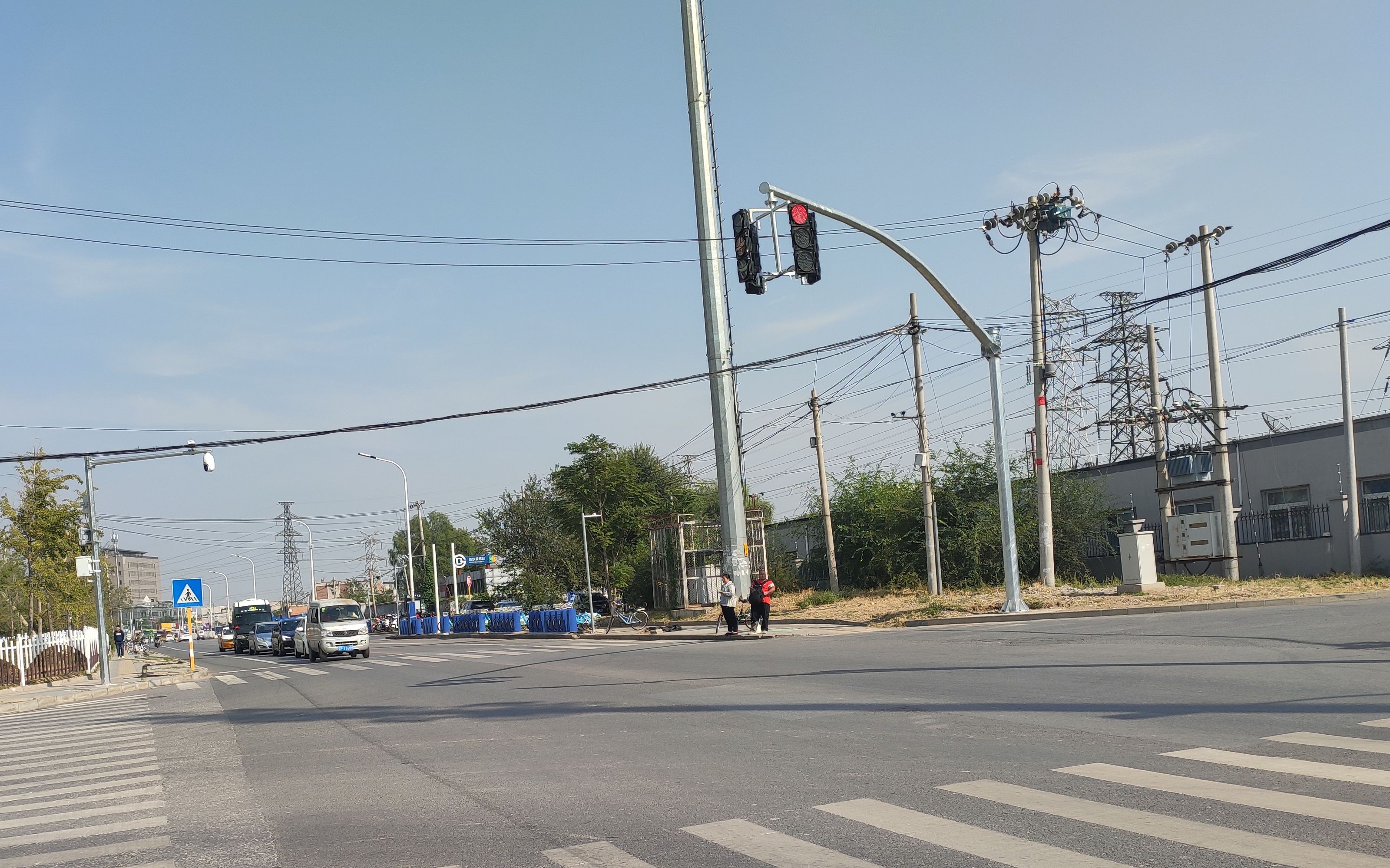 北京霍营地铁站旁丁字路口已装红绿灯,明显改善交通秩序