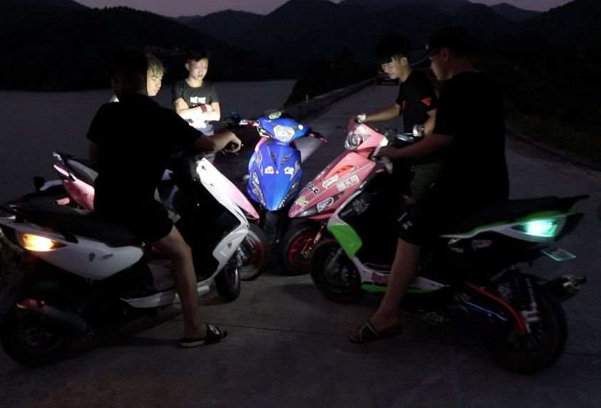 【人物】广西白马镇上的"鬼火"少年今年3月,广西北流交警发布了一则