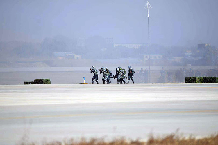 漫威电影宇宙系列顺序 空军开放日|解救“人质” 展现空降兵突击力量