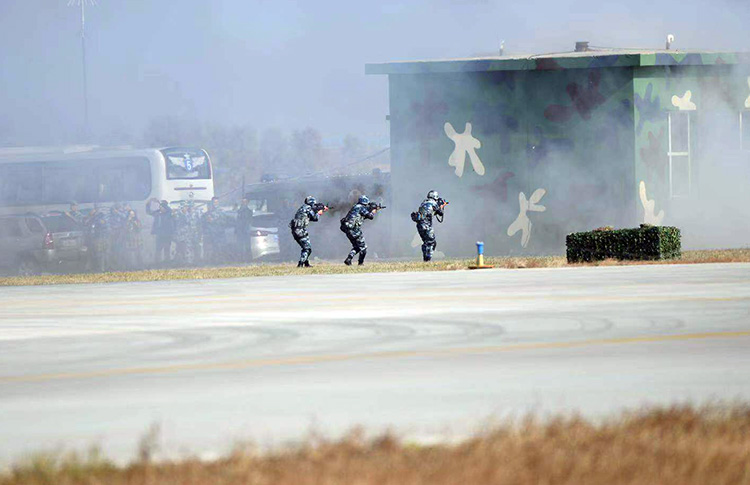 漫威电影宇宙系列顺序 空军开放日|解救“人质” 展现空降兵突击力量