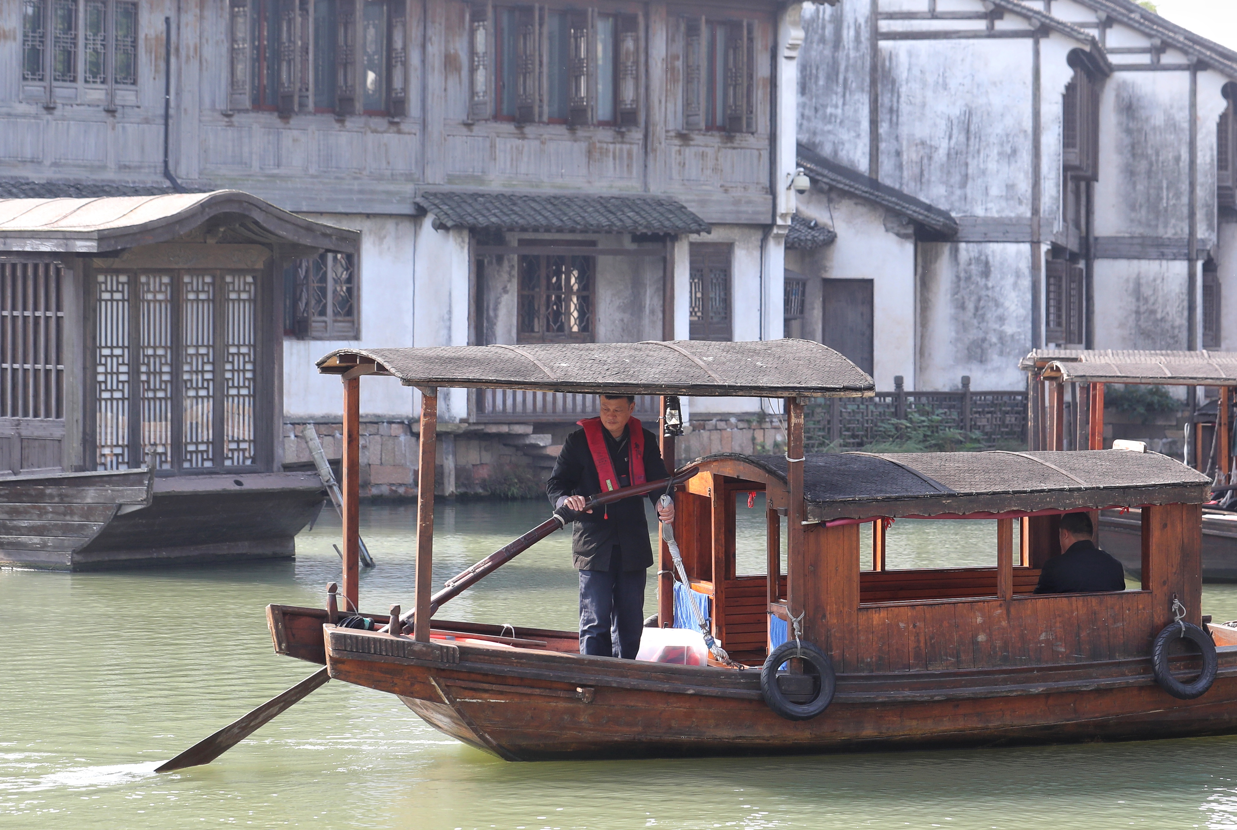 1千名来自高校的志愿者已到岗提供服务,乌镇景区内