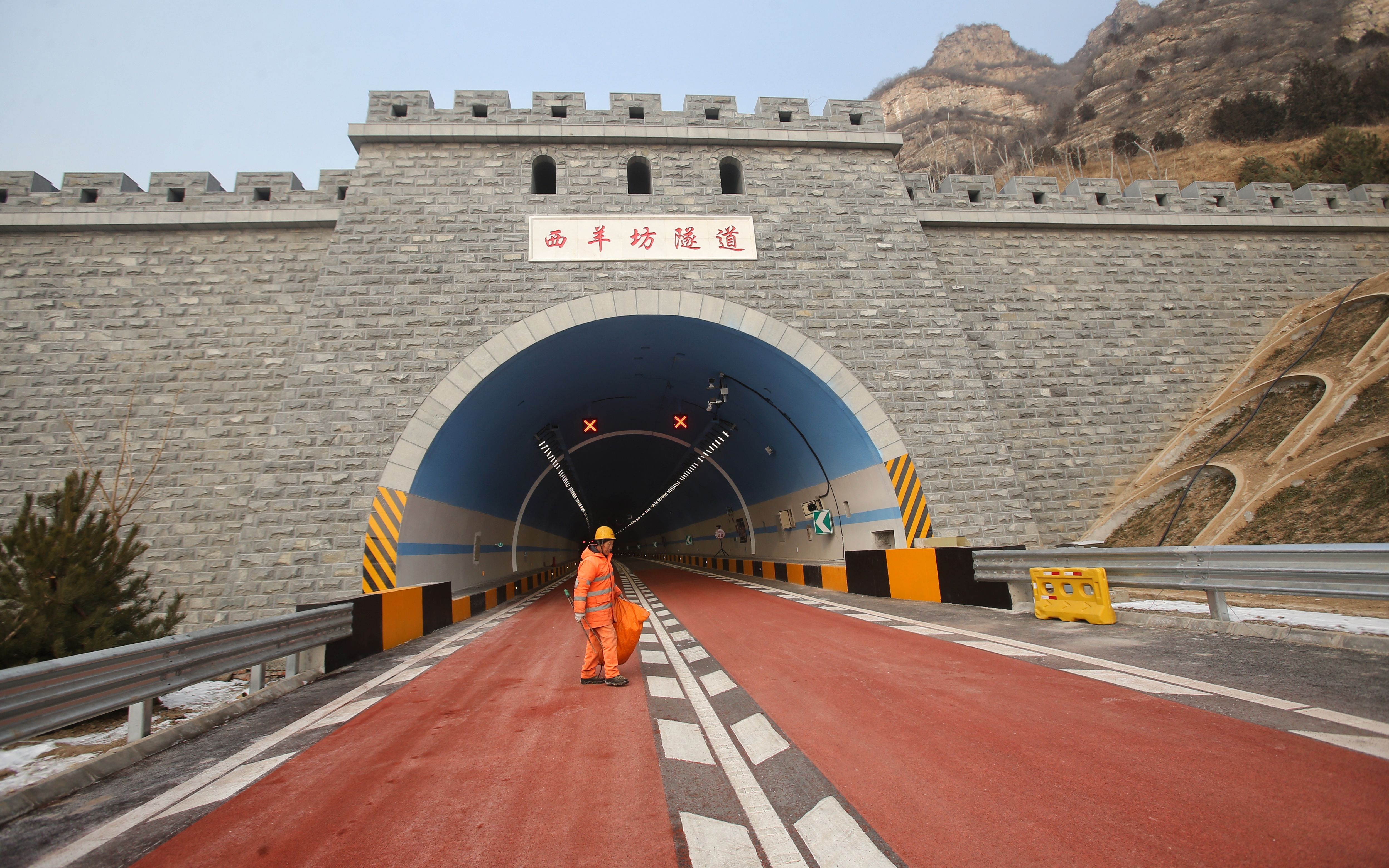 京礼高速严重拥堵超十公里有车违规走应急车道被罚