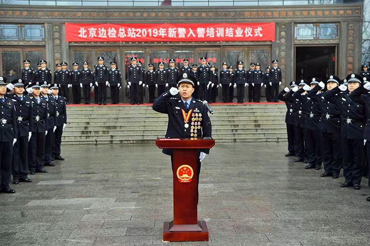 新警进行分列式表演.参加分列式表演的女警.新警表演擒敌拳.