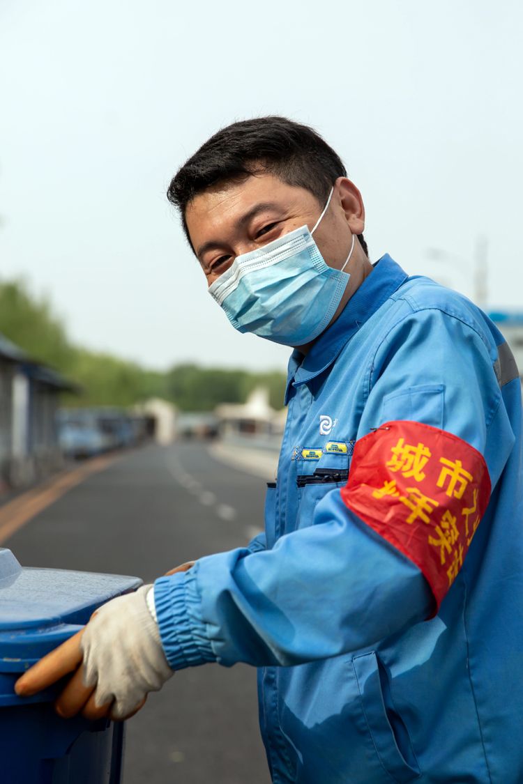 5月4日，北京环卫集团北京机扫公司奥园环境服务中心垃圾清运班司机王浩正在清运垃圾。“五一”期间，他和班组人员全部停休，分三班倒清理果皮箱内垃圾，并做好垃圾桶、果皮箱和车辆的消杀工作。