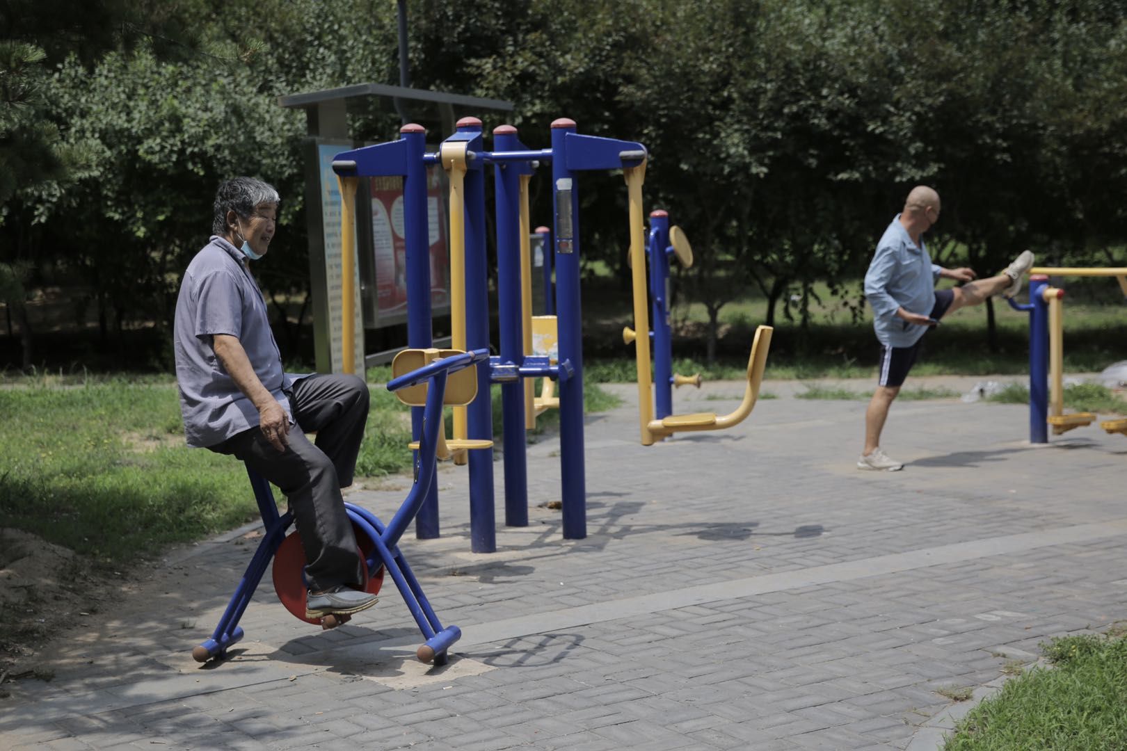 银地家园小区对面的公园里,一名居民在无人的角落练习吹萨克斯.