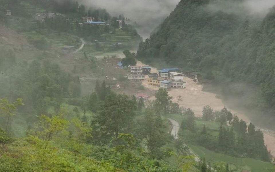 贵州铜仁山体滑坡，救援人员携搜救犬开展救援