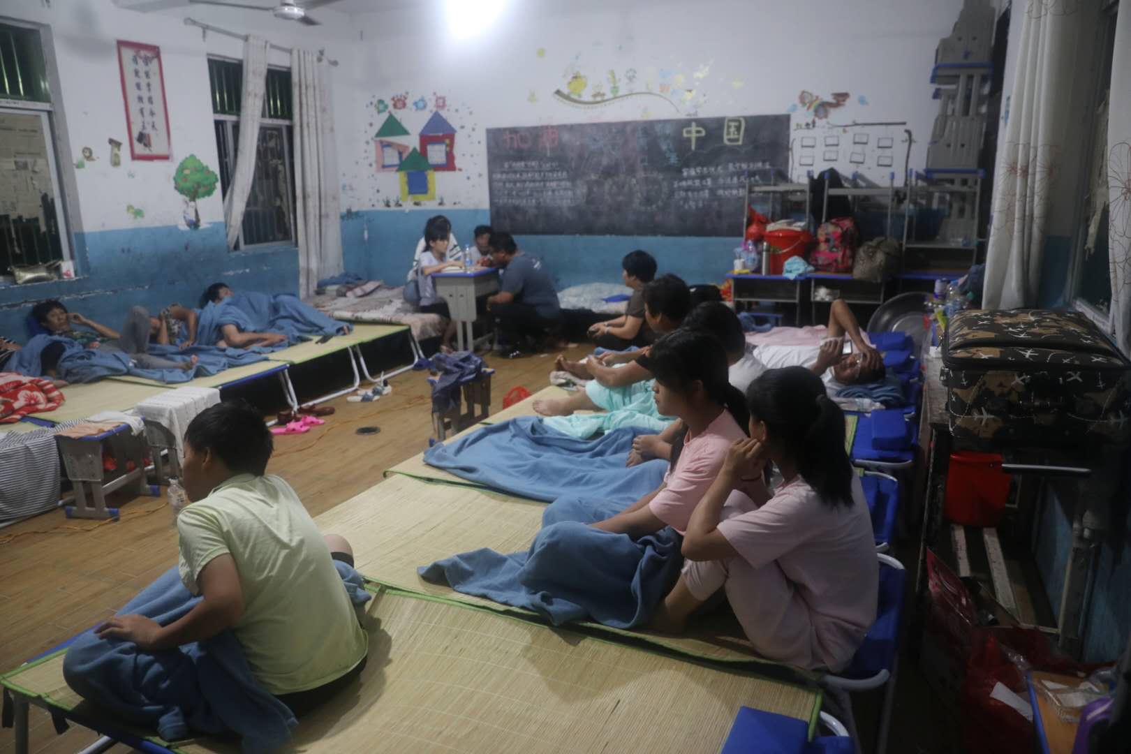 江西鄱阳油墩街镇发生圩堤决口，小学教室改为临时安置点