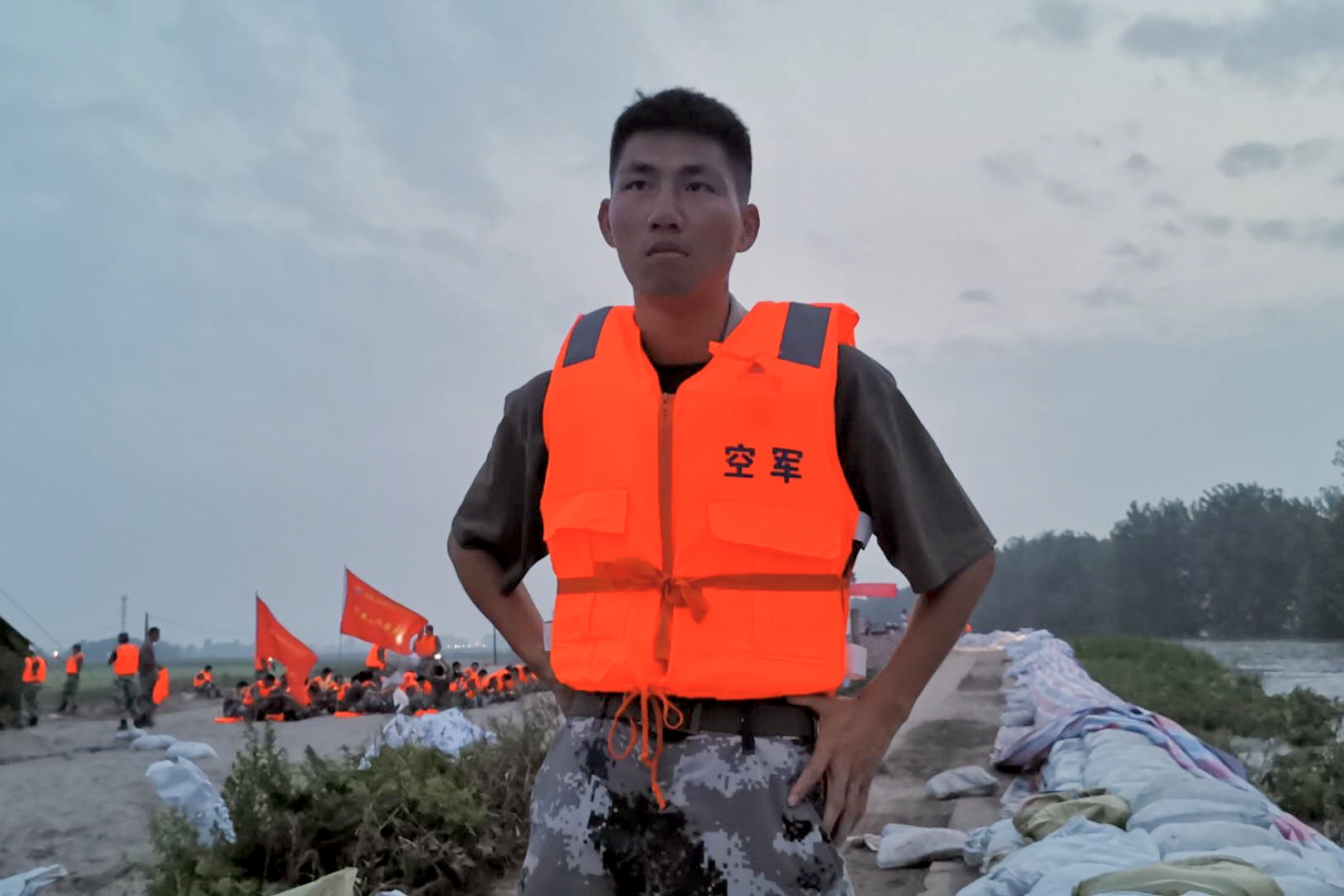 95后战士在抗洪一线：看到水的第一想法是挡住它