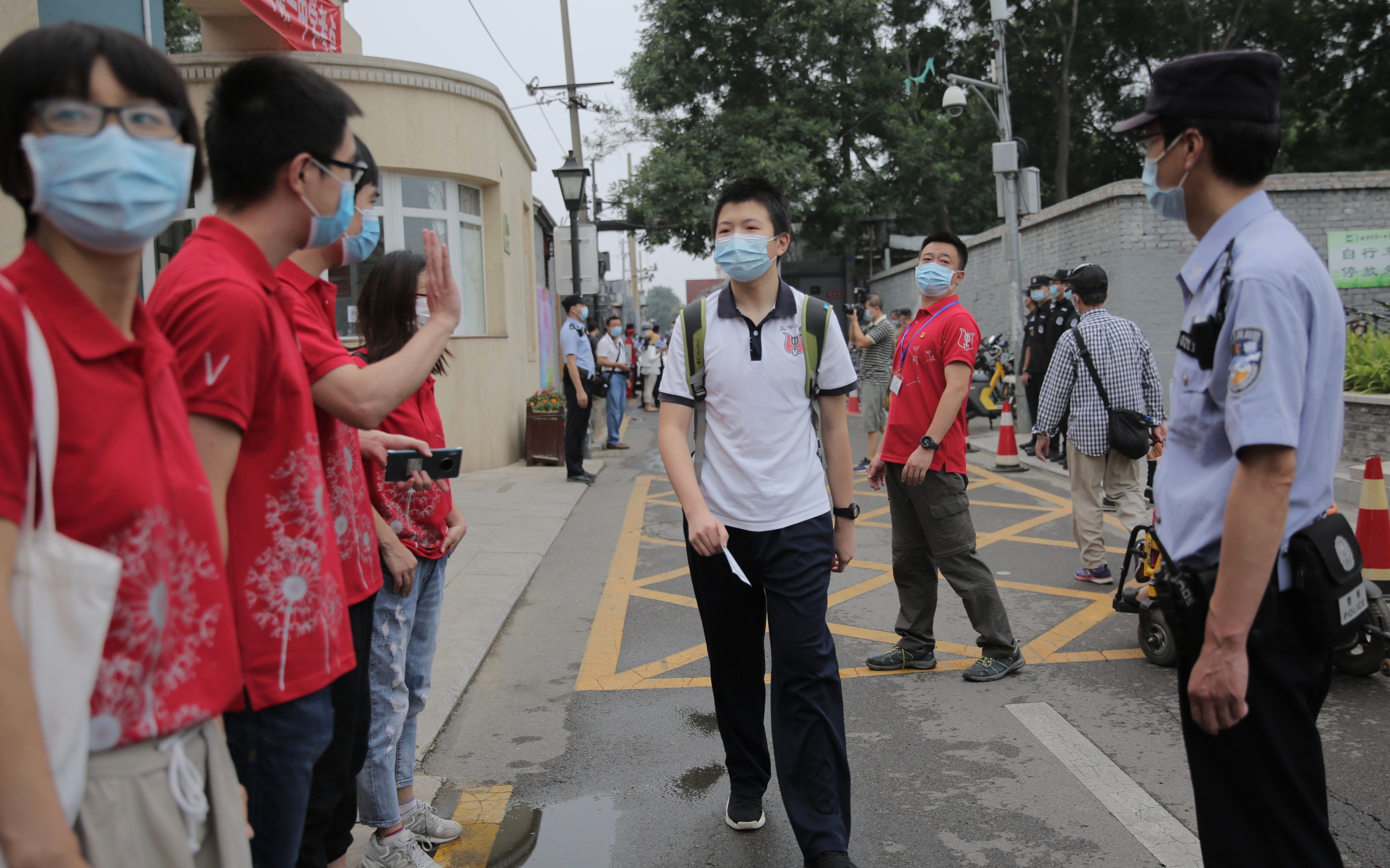 北京中考首日，民警校外设置疏导点避免人群聚集