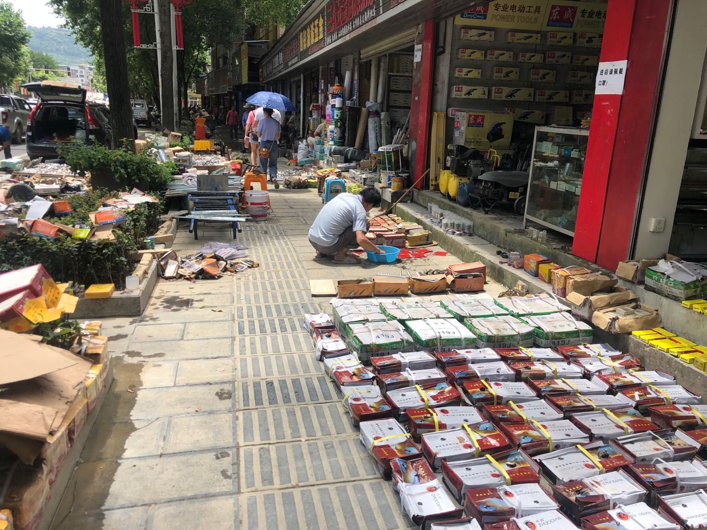 湖北恩施洪水消退：城区清淤消杀，服装市场重启“甩卖”