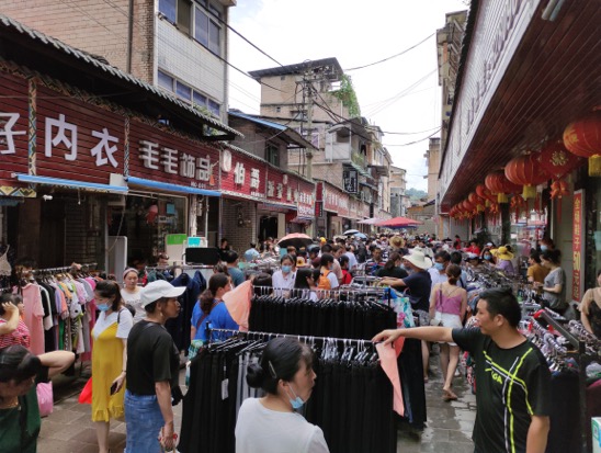 湖北恩施洪水消退：城区清淤消杀，服装市场重启“甩卖”