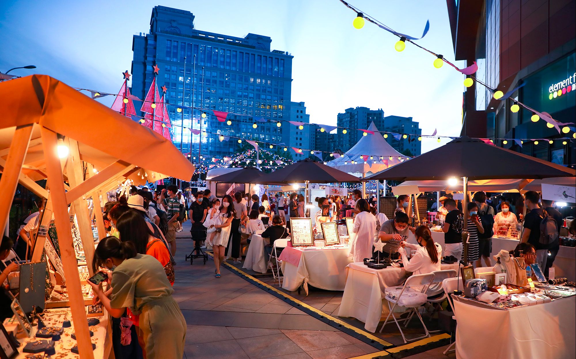 探访│北京商圈再现就餐排队，部分老字号门店销售额达疫情前水平