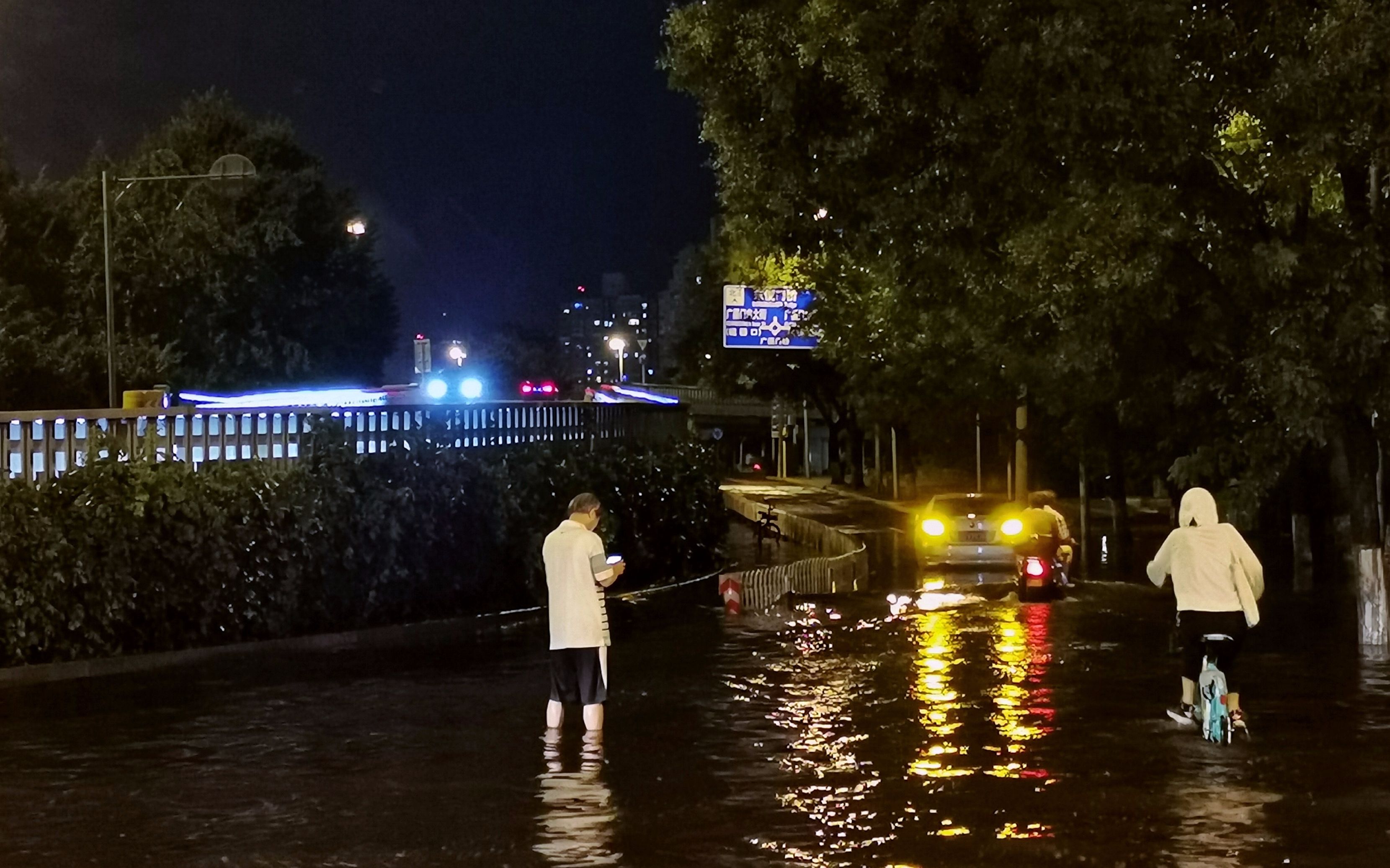 东二环广渠门桥辅路内积水半米深、有车辆熄火，交警已到场