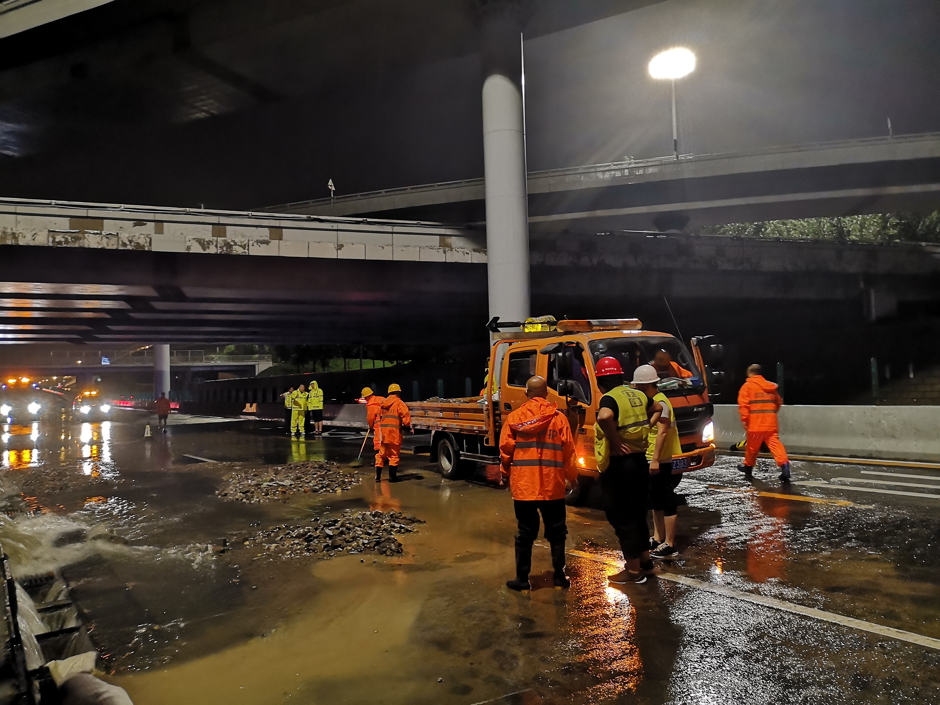 岳各庄桥排水管道渗水致部分道路封路，外卖员小跑过积水区