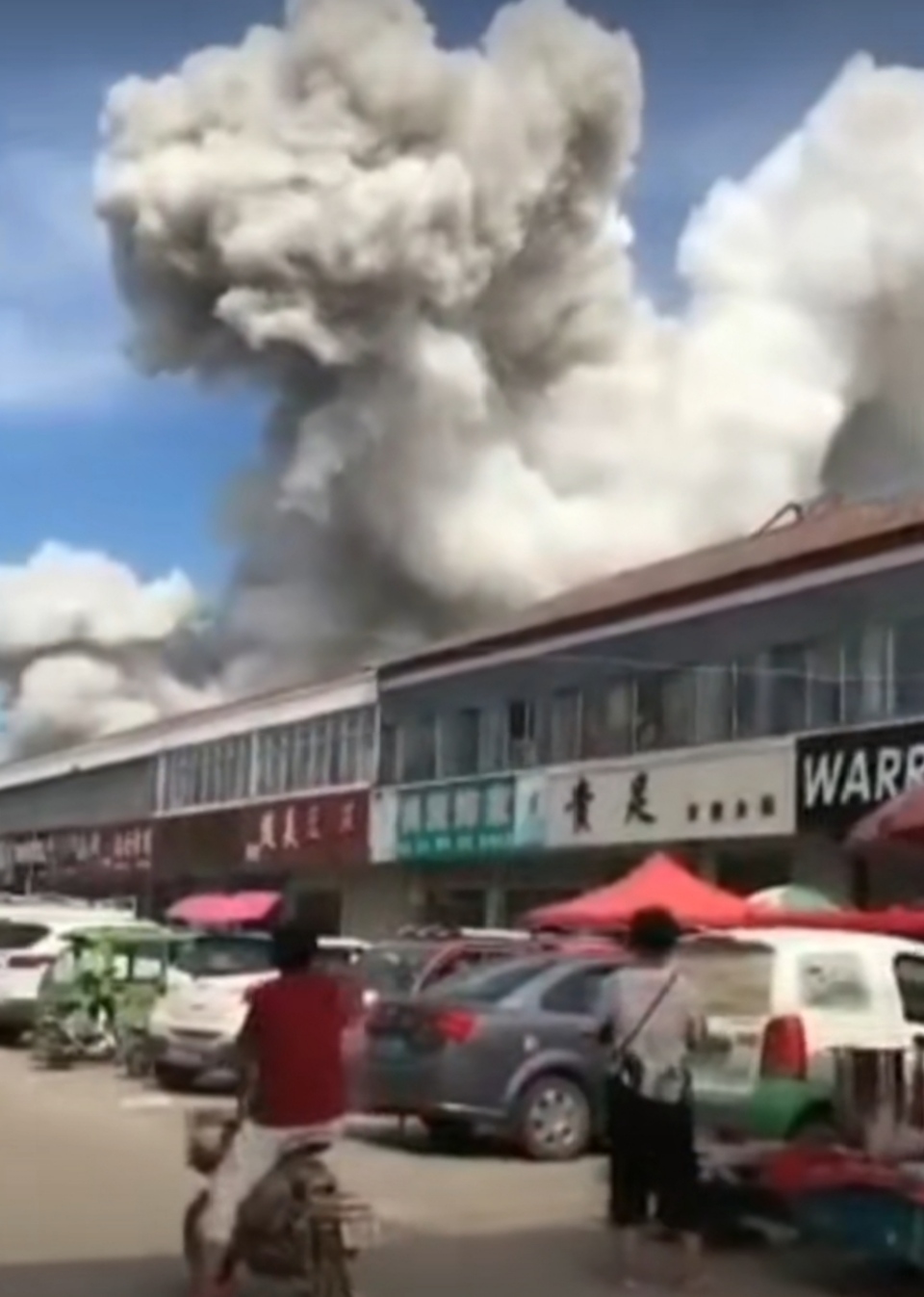 山东金乡一仓库爆燃已致两死多伤，初查系电线起火导致