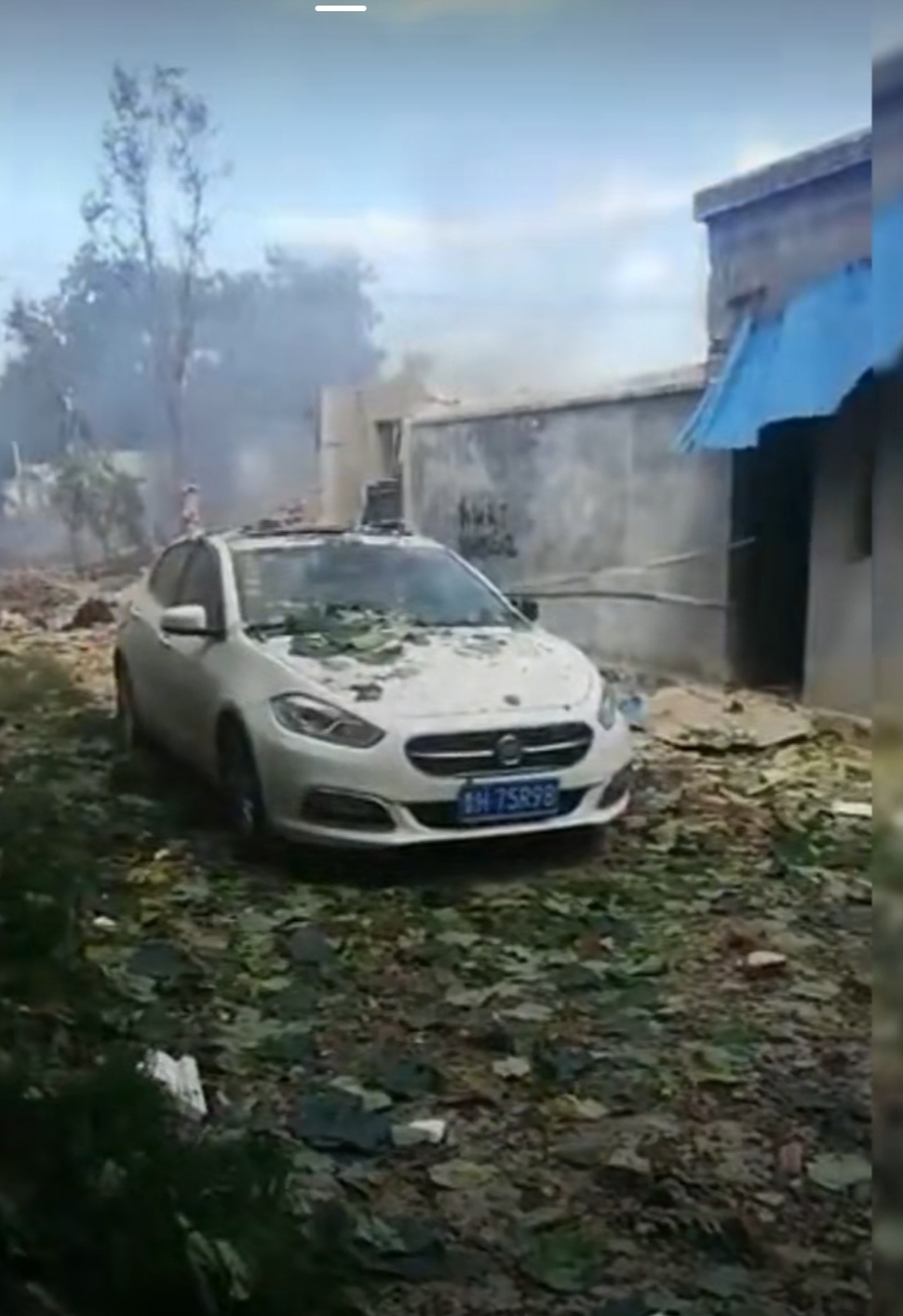 山东金乡一仓库爆燃已致两死多伤，初查系电线起火导致